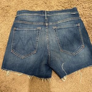 Mother denim shorts the Saint slit short fray in goin’ for gold wash. Size 26.